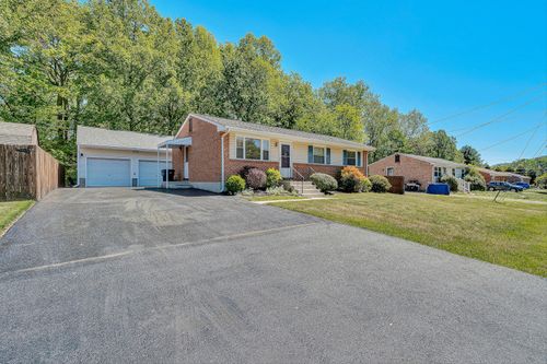 2725 Beaver Brook Dr, Salem, VA, 24153-8112 | Card Image