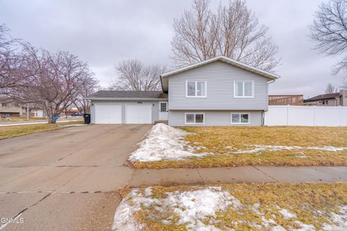 1701 Oakland Dr, Bismarck, ND, 58504-6485 | Card Image