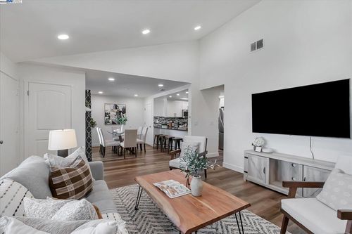 67 Silcreek Dr, San Jose, CA, 95116-7002 | Card Image