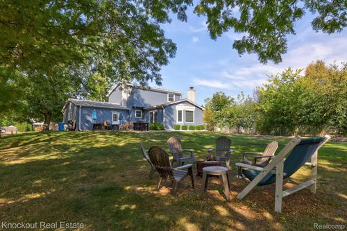 6157 Barker Cir, Waterford Twp, MI, 48329-3115 | Card Image