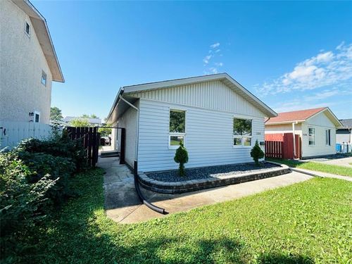 1584 Leila Ave, Winnipeg, MB, R2P2J7 | Card Image