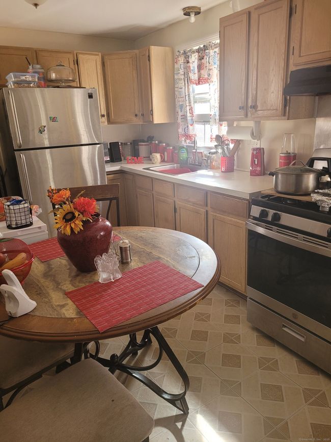 18 Elizabeth Ann Dr, Home with 4 bedrooms, 2 bathrooms and 2 parking in New Haven CT | Image 6