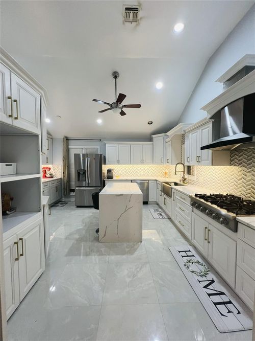 18 Sherwood Ln, Roslyn Heights, NY, 11577-2511 | Card Image