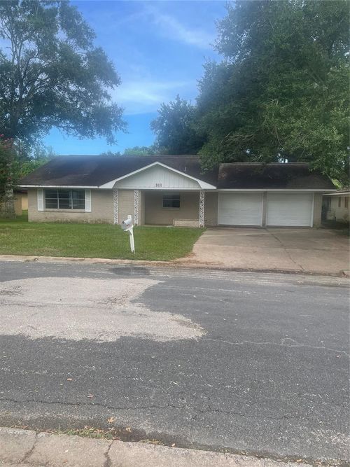 911 Roberts St, El Campo, TX, 77437-2856 | Card Image