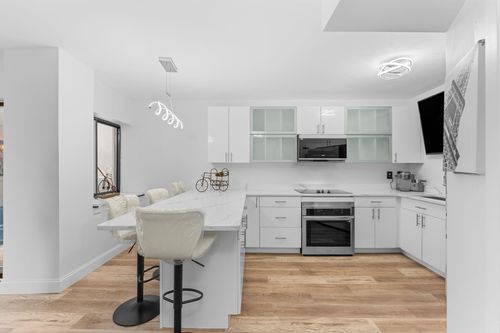 210-300 Lynn Shore Dr, Lynn, MA, 01902-4928 | Card Image