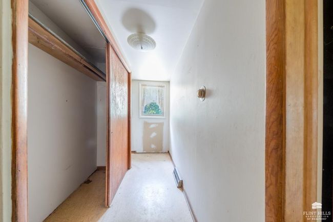 402 1 St St, House other with 4 bedrooms, 2 bathrooms and null parking in Saint George KS | Image 11