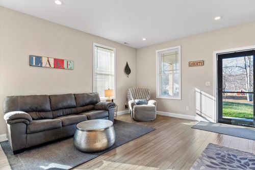 7 Gena Ave, Derry, NH, 03038-5340 | Card Image