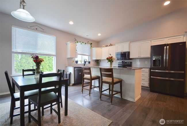 Breakfast dining area. | Image 14