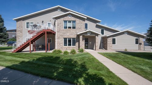 2121 Sundancer Loop Se, Mandan, ND, 58554-6270 | Card Image