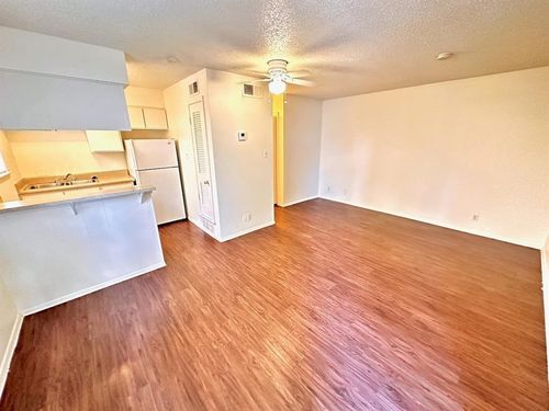 apt-105-4204 Speedway, Austin, TX, 78751-3755 | Card Image