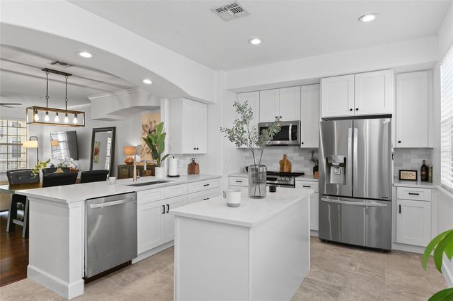Great sized center island with soft close drawers | Image 8