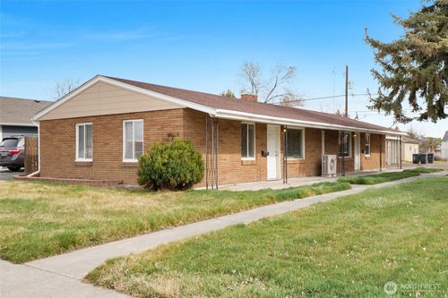 1131 1133 W Ivy Ave, Moses Lake, WA, 98837-2050 | Card Image