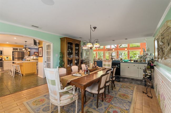 Accommodates large table | Image 19