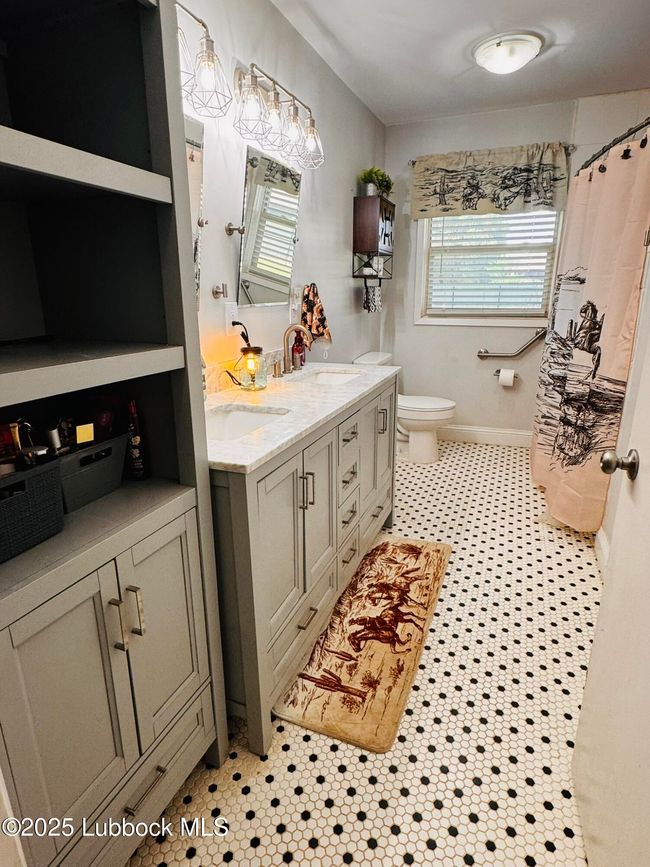 Large hall bath with walk-in shower! | Image 12
