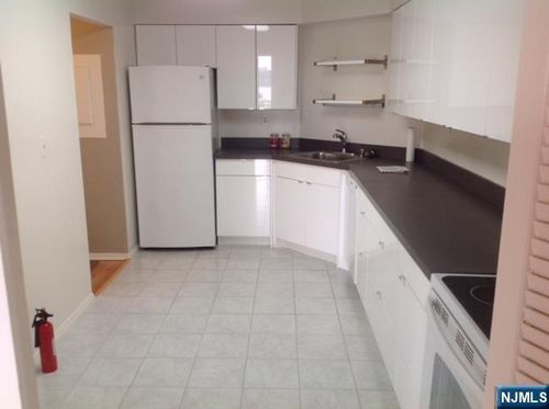 1077 River Rd, Edgewater, NJ, 07020-1358 | Card Image