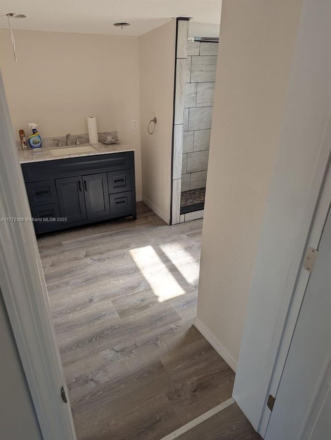 105 Tangerine St, House other with 2 bedrooms, 1 bathrooms and null parking in BOWLING GREEN FL | Image 5
