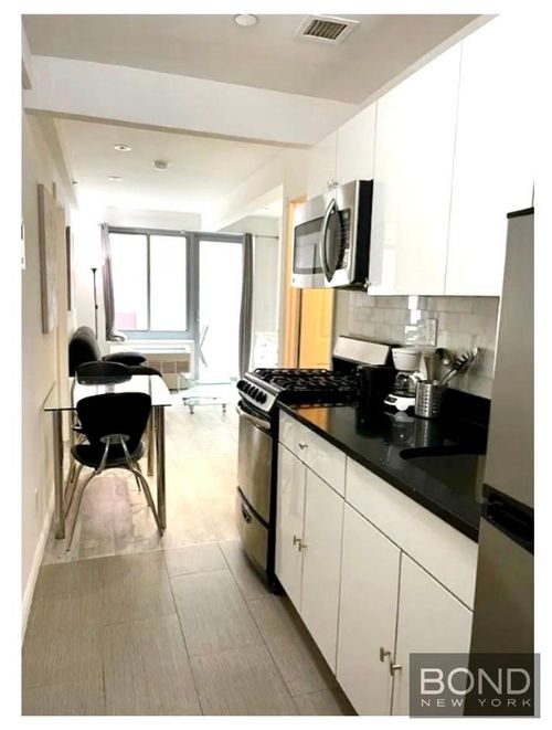 2d-521 W 48th St, New York, NY, 10036-1156 | Card Image