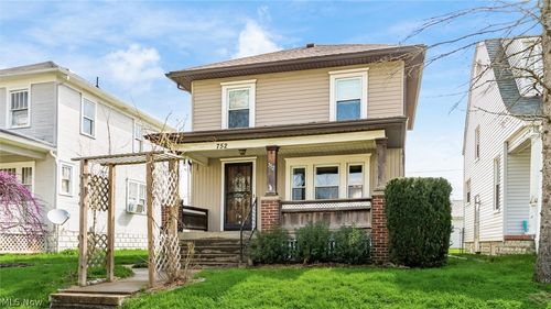 752 Larzelere Ave, Zanesville, OH, 43701-5207 | Card Image