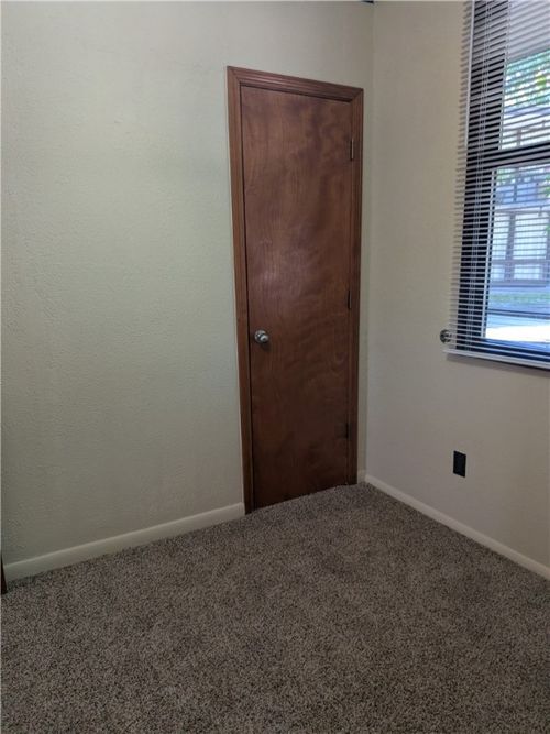 7 S University Ave, Fayetteville, AR, 72701-5812 | Card Image