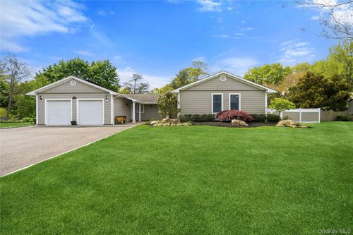 12 Buccaneer Ln, East Setauket, NY, 11733-1863 | Card Image