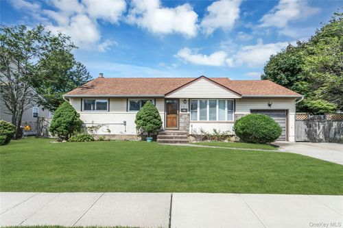 581 Plainview Road, Oyster Bay, NY, 11803 | Card Image