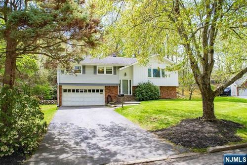 225 Doxey Dr, Park Ridge, NJ, 07656-1010 | Card Image