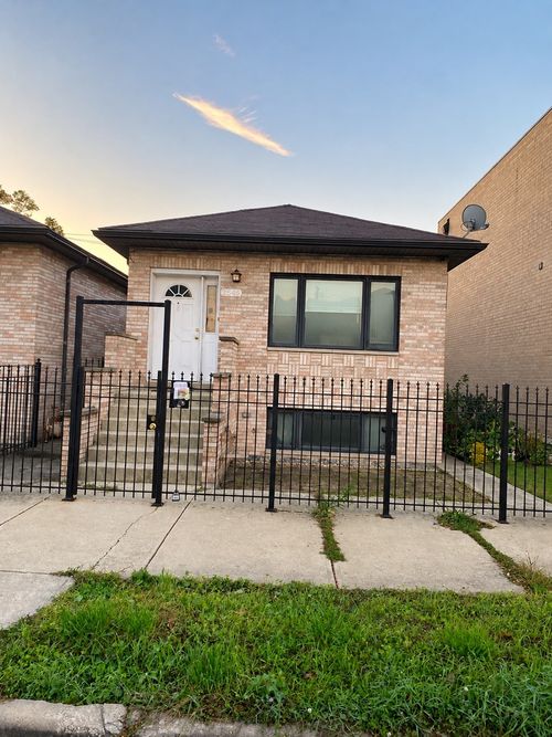 2549 S Hillock Ave, Chicago, IL, 60608-5736 | Card Image