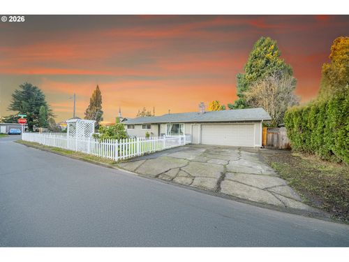 821 Johnson St, Woodburn, OR, 97071-4938 | Card Image