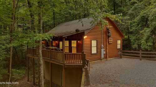 927 Stone Trl, Sevierville, TN, 37876-4918 | Card Image