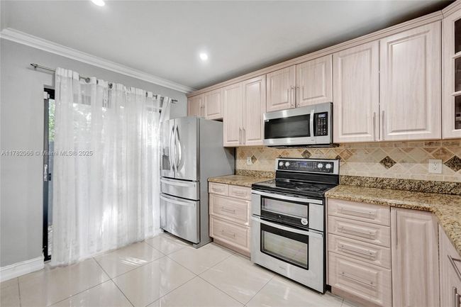 2407 - 3325 Carambola Cir S, Condo with 2 bedrooms, 3 bathrooms and null parking in Coconut Creek FL | Image 8