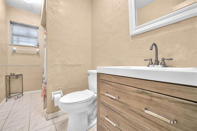 700 Nw 88 Th Ter, House other with 3 bedrooms, 2 bathrooms and null parking in Pembroke Pines FL | Image 4