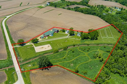 8585 S Derinda Rd, ELIZABETH, IL, 61028-9704 | Card Image