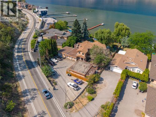 3935 Lakeside Road, House with 6 bedrooms, 5 bathrooms and null parking in Penticton BC | Card Image