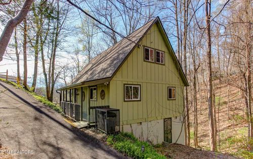 1051 Wiley Oakley Dr, Gatlinburg, TN, 37738-4204 | Card Image