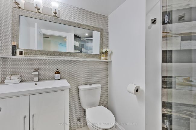 2002 - 99 Harbour Sq, Condo with 2 bedrooms, 2 bathrooms and 1 parking in Toronto ON | Image 10