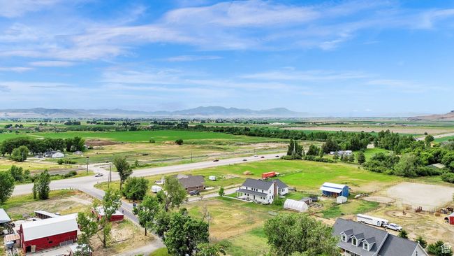 View of rural area featuring a mountain backdrop | Image 78
