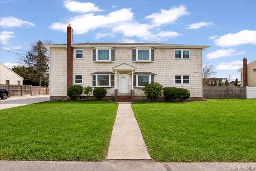 1461 10th St, West Babylon, NY, 11704-3833 | Card Image