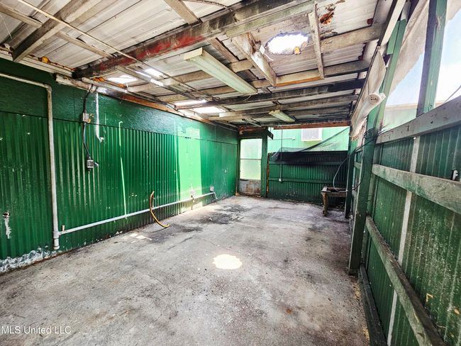 Back storage area | Image 16