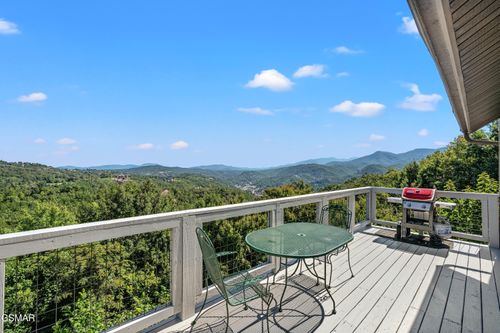 1839 Zurich Ct, Gatlinburg, TN, 37738-4530 | Card Image