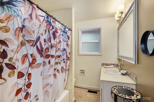Full bathroom in hallway | Image 17
