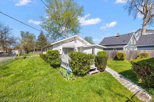 1801 Beechcroft St, Keego Harbor, MI, 48320-1110 | Card Image