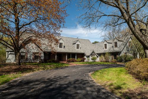 9731 N Hilltop Ln, Mequon, WI, 53092-5319 | Card Image