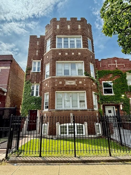 7804 S Burnham Ave, Chicago, IL, 60649-5297 | Card Image