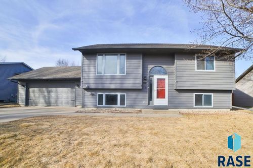 112 W Evergreen Dr, Brandon, SD, 57005-2127 | Card Image