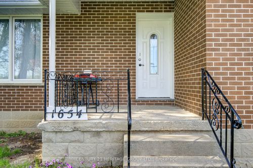 1654 Metro Road N, Georgina, ON, L0E1S0 | Card Image