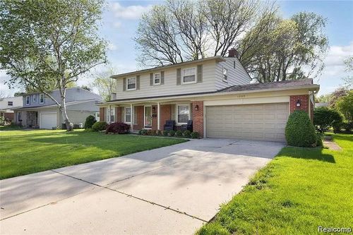 15589 Ashurst St, Livonia, MI, 48154-2605 | Card Image