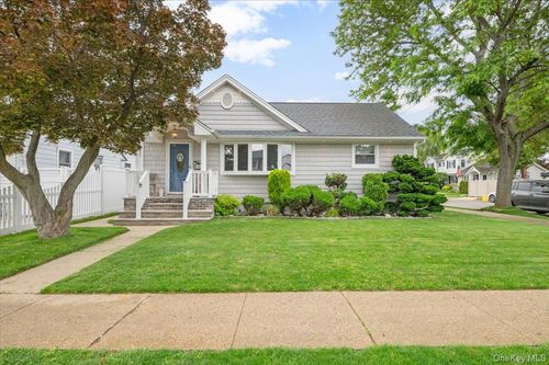 58 Myers Avenue, Oyster Bay, NY, 11801 | Card Image