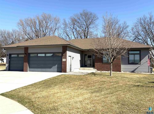 5725 E Meadow Oak Cir Circle, Sioux Falls, SD, 57110 | Card Image