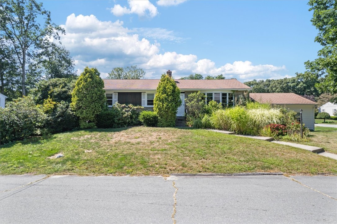 Mark Allen Dr, Warwick, RI 02886