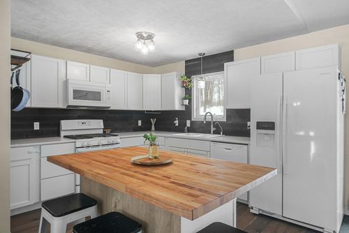 1967 Black Bark Ln, Traverse City, MI, 49696-8298 | Card Image